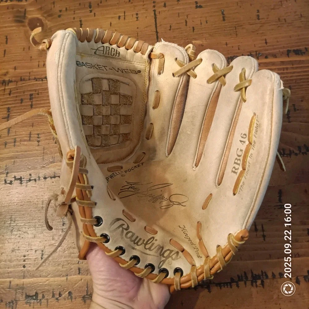 RAWLINGS KEN GRIFFEY JR RBG46 BASEBALL GLOVE RHT /Functional. B1